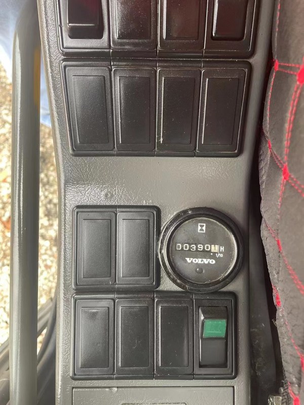 EC140用掘削機は 素晴らしい状態で 重荷を背負っているので 頼んでください