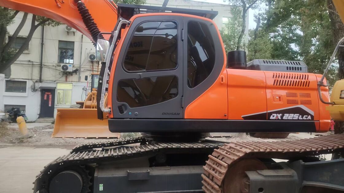 コスト効率の高い中古 Doosan DX225LC 掘削機 22000 kg 土工および石材工学用