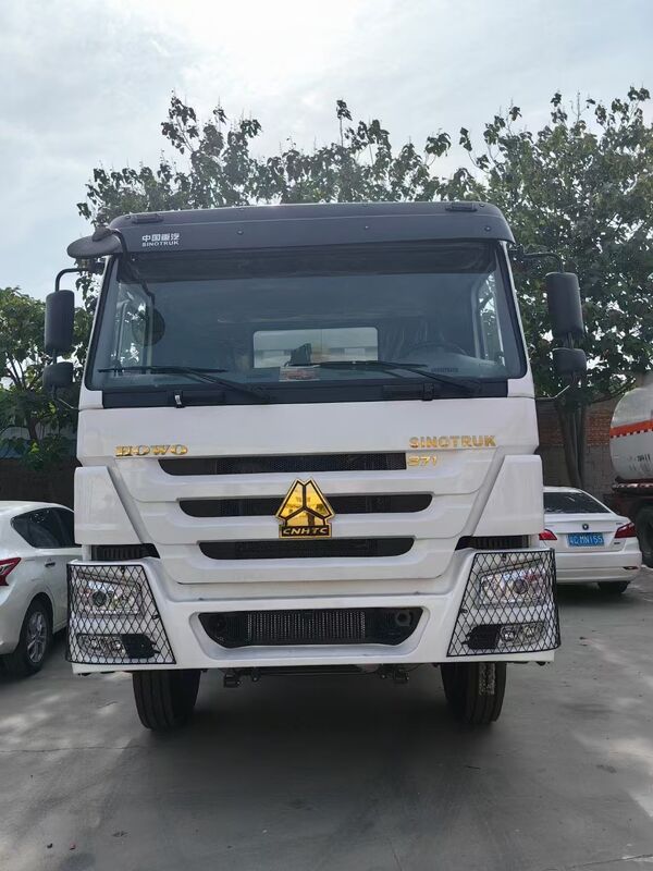 中古 6X4 Howo Sinotruk 371 重貨車 CNG LNG トラクターヘッド 急速ギアボックス ディーゼル燃料 左方向 バン 貨物タンク 中国